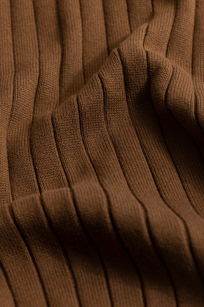 Elegantes gestreiftes braunes Poloshirt